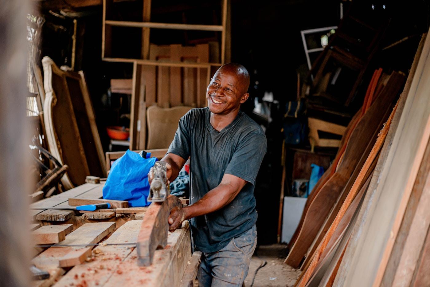 Un artisan au travail dans son atelier, à la lumière du jour